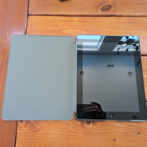 Apple iPad 4th Generation with Case - Picture 3 of 9